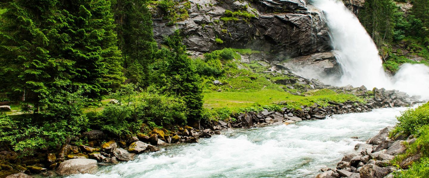 Die Krimmler Wasserfälle sind mit einer gesamten Fallhöhe von 385 m die höchsten Wasserfälle Österreichs. Sie liegen am Rand des Ortes Krimml (Salzburg), im Nationalpark Hohe Tauern nahe der Grenze zu Italien. Gebildet werden sie durch die Krimmler A